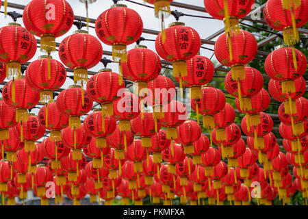 Singapour - 08 Février 2018 : Red Lampions décorations à côté de Thian Hock Keng (Temple) Tianfu dans Chinatown, Singapour Banque D'Images