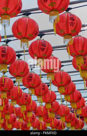 Singapour - 08 Février 2018 : Red Lampions décorations à côté de Thian Hock Keng (Temple) Tianfu dans Chinatown, Singapour Banque D'Images