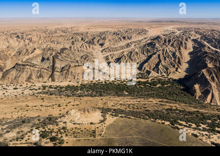 Vue aérienne de la rivière Kuiseb, dans les montagnes du désert du Namib, région d'Erongo, Namibie Banque D'Images