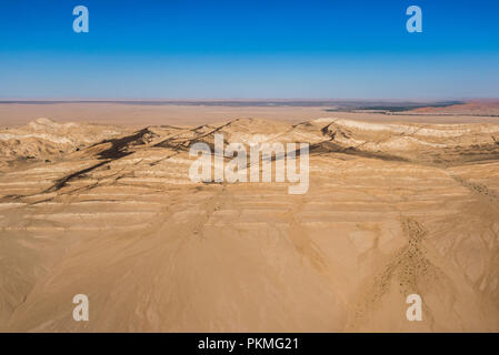 Vue aérienne, transition de la pierre dans le désert de sable du désert du Namib, région d'Erongo, Namibie Banque D'Images