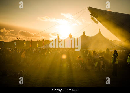 Le public appréciant les artistes à la grande fête de la musique, hommage au Pays de Galles est plus grand événement dédié aux auteurs, August Bank Holiday weekend, Aberystwyth, Pays de Galles UK Summer 2018 Banque D'Images