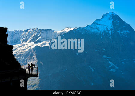 Les touristes sur la première falaise à pied par Tissot en face de la face nord de l'Eiger, Grindelwald, Suisse Banque D'Images