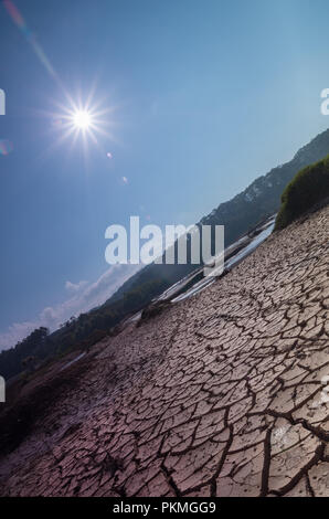 L'impact du changement climatique, fait une terre sèche, des pénuries d'eau Banque D'Images