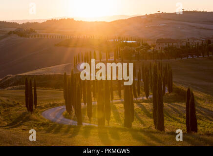 Coucher du soleil sur le célèbre Hotel Baccoleno, près de Asciano en Toscane Italie EU Banque D'Images