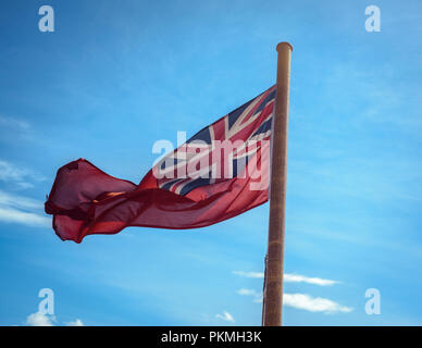 Red Ensign britannique contre le ciel bleu sur un navire en Ecosse, Royaume-Uni Banque D'Images