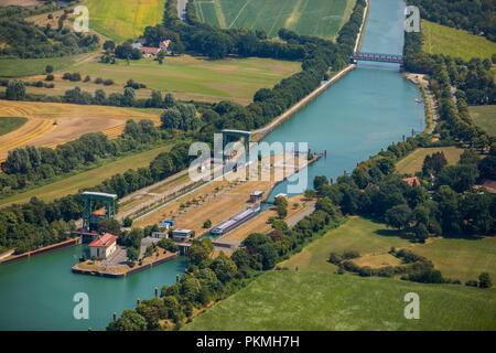 Vue aérienne, Flaesheim serrure sur le canal Wesel-Datteln dans le district de Flaesheim, la navigation intérieure et d'un cargo dans la serrure Banque D'Images