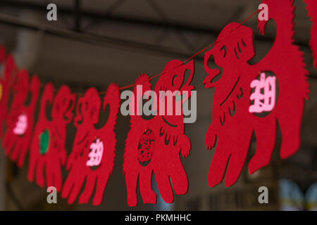 Singapour - 08 Février 2018 : le chien rouge Décorations du Nouvel An chinois sur le marché de Chinatown, à Singapour Banque D'Images