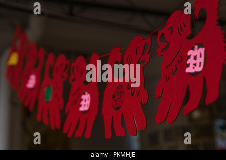 Singapour - 08 Février 2018 : le chien rouge Décorations du Nouvel An chinois sur le marché de Chinatown, à Singapour Banque D'Images