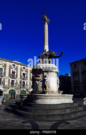 La Piazza del Duomo avec la fontaine de l'éléphant, Catane, Sicile, Italie Banque D'Images