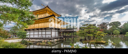 Vue panoramique de couleurs d'automne et à l'automne le feuillage à l'shariden à Rokuon-ji, communément connu sous le nom de Pavillon d'Or (Kinkakuji) situé à Kyoto, Jap Banque D'Images