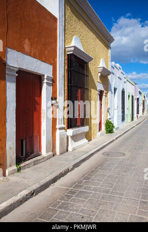Campeche, Mexique - Janvier 31,2018 : rue coloniale typique dans la région de Campeche, Mexique. Ville historique fortifiée de Campeche - UNESCO World Heritage Site. Banque D'Images