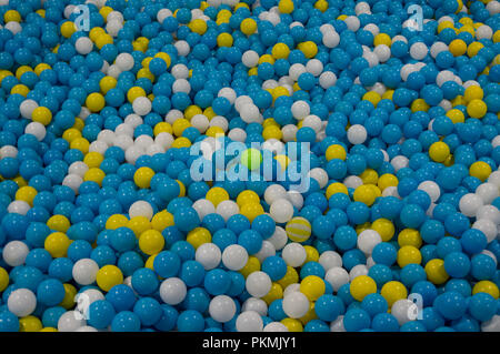 Arrière-plan avec des boules en plastique de couleur rouge, jaune et bleu moyen. Photos créé le choix, la concurrence, les idées de conception, bureau ... c'est des jouets pour ki Banque D'Images