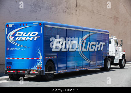 San Francisco, CA, USA - Juillet 18,2011 : Bud Light bleu camion de livraison dans la rue à San Francisco. Bud Light est une bière de style américain de la lager légère b Banque D'Images