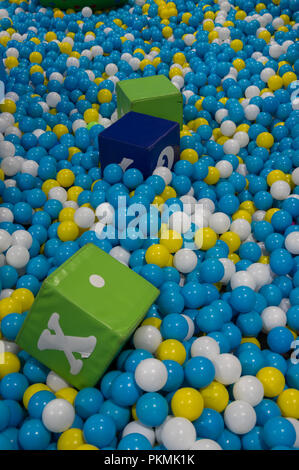 Arrière-plan avec des boules en plastique de couleur rouge, jaune et bleu moyen. Photos créé le choix, la concurrence, les idées de conception, bureau ... c'est des jouets pour ki Banque D'Images
