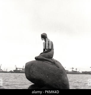 Années 1950, historiques, la sculpture de bronze par Edvard Eriksen,'Le Petit Mermiad' dans le port, à Langelinie, Copenhague, Danemark. Construit en 1913 et basée sur un personnage d'un conte du même nom de Hans Christian Andersen. Banque D'Images