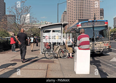 Un arrêt de bus près de Place Publique dans le centre-ville de Cleveland, Ohio, USA au cours de l'été. Banque D'Images