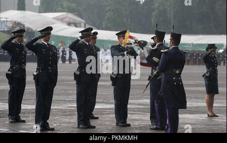 La ville de Mexico, Mexique. 13 Sep, 2018. Le Président mexicain, Enrique PeÐ¦un Nieto organise un défilé militaire à l'Héroïque Collegio Militar (académie militaire) à Mexico, Mexique, le 13 septembre 2018. Credit : US Joint Staff/Fédération de regarder/ZUMA/Alamy Fil Live News Banque D'Images