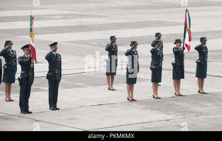 La ville de Mexico, Mexique. 13 Sep, 2018. Les Cadets de l'armée mexicaine que saluer le président mexicain, Enrique PeÐ¦un Nieto, organise un défilé militaire à l'Héroïque Collegio Militar (académie militaire) à Mexico, Mexique, le 13 septembre 2018. Credit : US Joint Staff/Fédération de regarder/ZUMA/Alamy Fil Live News Banque D'Images
