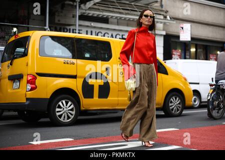 Loulou De Saison posant dans la rue en dehors de la Maryam Nassir montrer lors de la Fashion Week de New York - Sept 12, 2018 - Photo : Manhattan Piste ***pour un usage éditorial uniquement*** | conditions dans le monde entier Banque D'Images