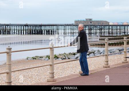 Hastings, East Sussex, UK. 14Th Sep 2018. Météo France : Nuageux avec une baisse de température mais agréable matinée dans la ville balnéaire de Hastings. © Paul Lawrenson, 2018 Crédit photo : Paul Lawrenson / Alamy Live News Banque D'Images