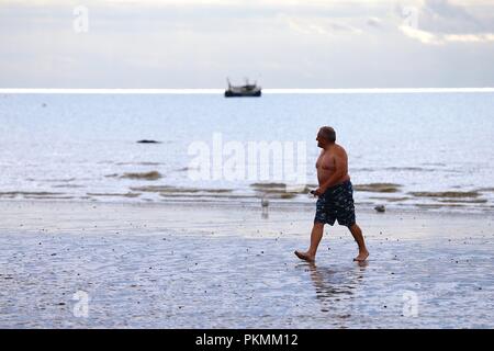 Hastings, East Sussex, UK. 14Th Sep 2018. Météo France : Nuageux avec une baisse de température mais agréable matinée dans la ville balnéaire de Hastings. Cet homme aura fini son nager tôt le matin. © Paul Lawrenson, 2018 Crédit photo : Paul Lawrenson / Alamy Live News Banque D'Images