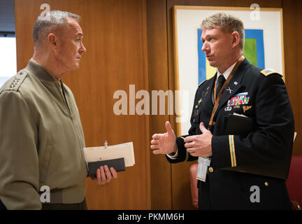 La ville de Mexico, Mexique. 13 Sep, 2018. U.S. Marine Corps général Joe Dunford, président de l'état-major des armées, le colonel de l'armée américaine parle avec J.T. Bazil, Chef de Bureau de coordination de la défense de l'ambassade des États-Unis du Mexique, lors d'une visite à l'ambassade des États-Unis à Mexico, Mexique, le 13 septembre 2018. (DoD Photo par le sgt de l'armée américaine. James K. McCann) US Joint le personnel par globallookpress.com : Crédit personnel interarmées des États-Unis/Fédération de regarder/ZUMA/Alamy Fil Live News Banque D'Images