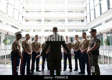 La ville de Mexico, Mexique. 13 Sep, 2018. U.S. Marine Corps général Joe Dunford, chef d'état-major interarmées, se réunit avec les gardes de sécurité maritime à l'ambassade des États-Unis à Mexico, Mexique, le 13 septembre 2018. (DoD Photo par le sgt de l'armée américaine. James K. McCann) US Joint le personnel par globallookpress.com : Crédit personnel interarmées des États-Unis/Fédération de regarder/ZUMA/Alamy Fil Live News Banque D'Images