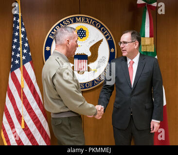La ville de Mexico, Mexique. 13 Sep, 2018. U.S. Marine Corps général Joe Dunford, chef d'état-major interarmées, parle avec M. John S. Creamer, ChargÐž d'affaires à l'ambassade des États-Unis à Mexico, Mexique, le 13 septembre 2018. Credit : US Joint Staff/Fédération de regarder/ZUMA/Alamy Fil Live News Banque D'Images