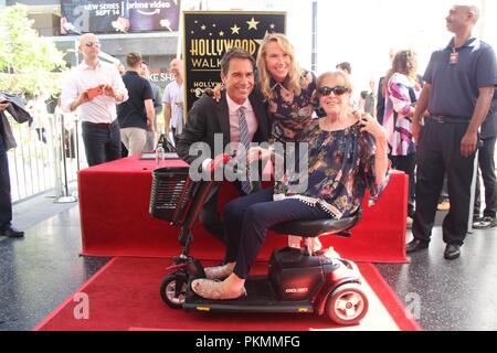 Hollywood, Californie, USA. 9 juin, 2018. J16005CHW.La Chambre de commerce de Hollywood honore Eric Mccormak avec étoile sur le Hollywood Walk of Fame 6201 Hollywood Boulevard, California, USA .09/13/2018.ERIC MCCORMACK ET ÉPOUSE JANET HOLDING.Avec l'invité . © H.Clinton Wallace/Photomundo/ International Inc Photos Credit : Clinton Wallace/Globe Photos/ZUMA/Alamy Fil Live News Banque D'Images