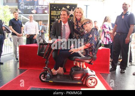 Hollywood, Californie, USA. 9 juin, 2018. J16005CHW.La Chambre de commerce de Hollywood honore Eric Mccormak avec étoile sur le Hollywood Walk of Fame 6201 Hollywood Boulevard, California, USA .09/13/2018.ERIC MCCORMACK ET ÉPOUSE JANET HOLDING.Avec l'invité . © H.Clinton Wallace/Photomundo/ International Inc Photos Credit : Clinton Wallace/Globe Photos/ZUMA/Alamy Fil Live News Banque D'Images