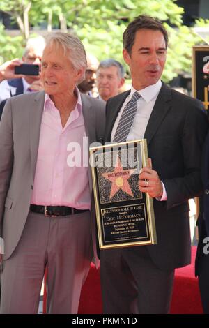 Hollywood, Californie, USA. 9 juin, 2018. J16005CHW.La Chambre de commerce de Hollywood honore Eric Mccormak avec étoile sur le Hollywood Walk of Fame 6201 Hollywood Boulevard, California, USA .09/13/2018.MICHAEL DOUGLAS ET ERIC MCCORMACK . © H.Clinton Wallace/Photomundo/ International Inc Photos Credit : Clinton Wallace/Globe Photos/ZUMA/Alamy Fil Live News Banque D'Images