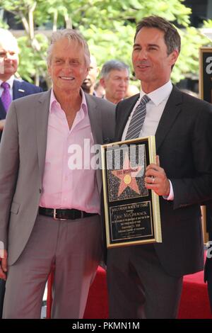 Hollywood, Californie, USA. 9 juin, 2018. J16005CHW.La Chambre de commerce de Hollywood honore Eric Mccormak avec étoile sur le Hollywood Walk of Fame 6201 Hollywood Boulevard, California, USA .09/13/2018.MICHAEL DOUGLAS ET ERIC MCCORMACK . © H.Clinton Wallace/Photomundo/ International Inc Photos Credit : Clinton Wallace/Globe Photos/ZUMA/Alamy Fil Live News Banque D'Images