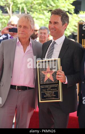 Hollywood, Californie, USA. 9 juin, 2018. J16005CHW.La Chambre de commerce de Hollywood honore Eric Mccormak avec étoile sur le Hollywood Walk of Fame 6201 Hollywood Boulevard, California, USA .09/13/2018.MICHAEL DOUGLAS, ERIC MCCORMACK ET MAX MUTCHNICK. © H.Clinton Wallace/Photomundo/ International Inc Photos Credit : Clinton Wallace/Globe Photos/ZUMA/Alamy Fil Live News Banque D'Images