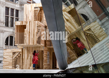 Londres, Royaume-Uni. 14 septembre 2018. 'Multiply' par Waugh Thistleton Associates reflète dans la cour à l''Sackler V&A Museum dans le cadre du London Design Festival. Le festival, qui en est à sa 16e année, comprend des installations à travers la capitale et exécute 15 au 23 septembre 2018. Crédit : Stephen Chung / Alamy Live News Banque D'Images