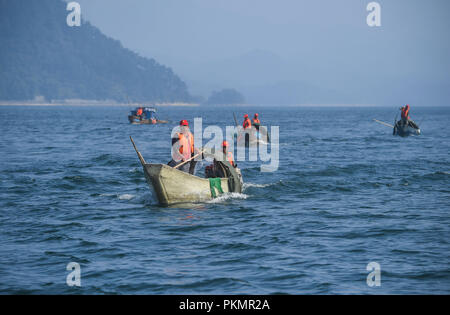 (180914) -- Chun'an, le 14 septembre 2018 (Xinhua) -- récupération des déchets flottants bénévoles à Qiandao Lake dans la région de Chun'an County, Zhejiang Province de Chine orientale, le 14 septembre 2018. Le gouvernement local renforce la protection écologique par le nettoyage de la surface du lac Qiandao. Environ 20 bateaux de sauvetage organisée spontanément les équipages participent également à la protection du travail. Qiandao Lake est connue sous le nom de mille Islet Lake comme 1 078 îles sont dispersées sur tout le lac. C'est un spot réputé pour faire du tourisme en Chine. (Xinhua/Xu Yu) (ly) Banque D'Images