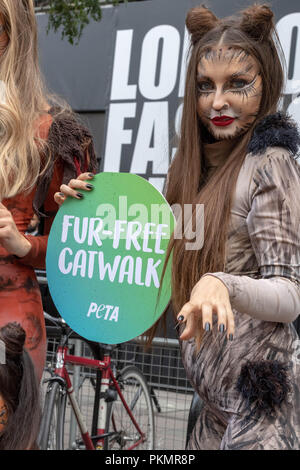 14 septembre 2018 Londres, London Fashion Week PETA les manifestants dans des tenues cat célébrer une 'Absence' la semaine de la mode, Ian Davidson Crédit/Alamy Live News Banque D'Images