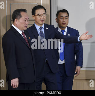 Séoul, Corée du Sud, la Corée du Sud. 14Th Sep 2018. Sep 14, 2018-Kaesong, Corée du Nord Le ministre de l'Unification de l'Korea-South Cho Myoung-gyon, centre droit, et Ri Fils Gwon, président de la Commission pour la réunification pacifique, centre gauche, assister à une cérémonie d'ouverture des deux Corées' premier bureau de liaison à Kaesong, Corée du Nord, le vendredi 14 septembre, 2018.Crédit : Ryu Seung-Il/ZUMA/Alamy Fil Live News Banque D'Images