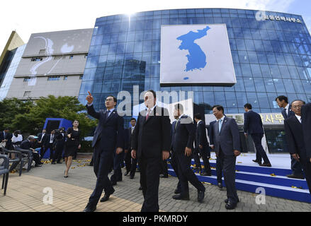 Séoul, Corée du Sud, la Corée du Sud. 14Th Sep 2018. Sep 14, 2018-Kaesong, Corée du Nord Le ministre de l'Unification de l'Korea-South Cho Myoung-gyon, centre gauche, et Ri Fils Gwon, président de la Commission pour la réunification pacifique, centre droit, assister à une cérémonie d'ouverture des deux Corées' premier bureau de liaison à Kaesong, Corée du Nord, le vendredi 14 septembre, 2018.Crédit : Ryu Seung-Il/ZUMA/Alamy Fil Live News Banque D'Images