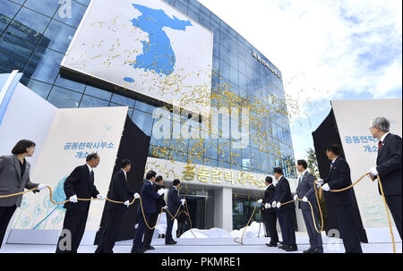 Séoul, Corée du Sud, la Corée du Sud. 14Th Sep 2018. Sep 14, 2018-Kaesong, Corée du Nord Le ministre de l'Unification de l'Korea-South Cho Myoung-gyon, centre gauche, et Ri Fils Gwon, président de la Commission pour la réunification pacifique, centre droit, assister à une cérémonie d'ouverture des deux Corées' premier bureau de liaison à Kaesong, Corée du Nord, le vendredi 14 septembre, 2018.Crédit : Ryu Seung-Il/ZUMA/Alamy Fil Live News Banque D'Images