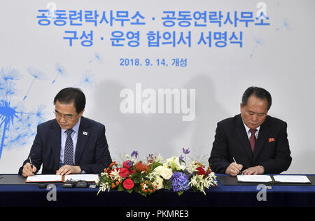 Séoul, Corée du Sud, la Corée du Sud. 14Th Sep 2018. Sep 14, 2018-Kaesong, Corée du Nord Le ministre de l'Unification de l'Korea-South Cho Myoung-gyon, gauche, et président du Comité du Nord pour la réunification pacifique Ri Fils Gwon, droite, inscrivez-vous au cours d'une cérémonie d'ouverture des deux Corées' premier bureau de liaison à Kaesong, Corée du Nord, le vendredi, Septembre 14, 2018.Crédit : Ryu Seung-Il/ZUMA/Alamy Fil Live News Banque D'Images