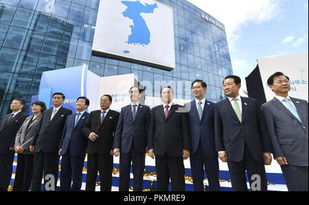 Séoul, Corée du Sud, la Corée du Sud. 14Th Sep 2018. Sep 14, 2018-Kaesong, Corée du Nord Le ministre de l'Unification de l'Korea-South Cho Myoung-gyon, centre gauche, et Ri Fils Gwon, président de la Commission pour la réunification pacifique, centre droit, assister à une cérémonie d'ouverture des deux Corées' premier bureau de liaison à Kaesong, Corée du Nord, le vendredi 14 septembre, 2018.Crédit : Ryu Seung-Il/ZUMA/Alamy Fil Live News Banque D'Images