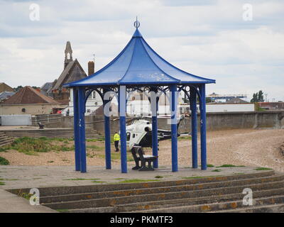 Sheerness, Kent, UK. 14Th Sep 2018. Kent l'air ambulance débarqua sur la plage de Sheerness à 14h30 cet après-midi à aider deux ambulances participant à un incident dans la rue James, Sheerness. L'air ambulance partait à 3h00, le blessé avec prises pour l'hôpital maritime Medway par route. Credit : James Bell/Alamy Live News Banque D'Images