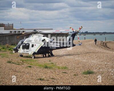 Sheerness, Kent, UK. 14Th Sep 2018. Kent l'air ambulance débarqua sur la plage de Sheerness à 14h30 cet après-midi à aider deux ambulances participant à un incident dans la rue James, Sheerness. L'air ambulance partait à 3h00, le blessé avec prises pour l'hôpital maritime Medway par route. Credit : James Bell/Alamy Live News Banque D'Images