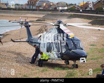 Sheerness, Kent, UK. 14Th Sep 2018. Kent l'air ambulance débarqua sur la plage de Sheerness à 14h30 cet après-midi à aider deux ambulances participant à un incident dans la rue James, Sheerness. L'air ambulance partait à 3h00, le blessé avec prises pour l'hôpital maritime Medway par route. Credit : James Bell/Alamy Live News Banque D'Images