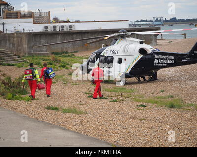 Sheerness, Kent, UK. 14Th Sep 2018. Kent l'air ambulance débarqua sur la plage de Sheerness à 14h30 cet après-midi à aider deux ambulances participant à un incident dans la rue James, Sheerness. L'air ambulance partait à 3h00, le blessé avec prises pour l'hôpital maritime Medway par route. Credit : James Bell/Alamy Live News Banque D'Images