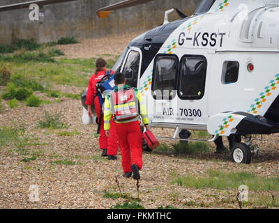 Sheerness, Kent, UK. 14Th Sep 2018. Kent l'air ambulance débarqua sur la plage de Sheerness à 14h30 cet après-midi à aider deux ambulances participant à un incident dans la rue James, Sheerness. L'air ambulance partait à 3h00, le blessé avec prises pour l'hôpital maritime Medway par route. Credit : James Bell/Alamy Live News Banque D'Images