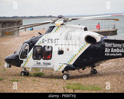 Sheerness, Kent, UK. 14Th Sep 2018. Kent l'air ambulance débarqua sur la plage de Sheerness à 14h30 cet après-midi à aider deux ambulances participant à un incident dans la rue James, Sheerness. L'air ambulance partait à 3h00, le blessé avec prises pour l'hôpital maritime Medway par route. Credit : James Bell/Alamy Live News Banque D'Images