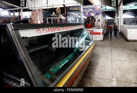 Valencia, Carabobo, Venezuela. 14Th Sep 2018. 14 septembre, 2018. La viande de boeuf de la boucherie disparaît en raison de la réglementation des prix faites par le gouvernement. Le prix du kilo de viande bovine est mis en vente dans les boucheries chaque kilogramme en BS 90, oo (BF. 9 000 000, ou de l'ancien cône) et les distributeurs souhaitent expédier chaque kilogramme de Bs. 120 et 150, OO, oo (BF. 12 000 000, oo et Bf 15. 000.000, oo de l'ancien cône) ils perdraient entre.ÃŠBs 30, OO et 60, oo par kilogramme. Situation qui n'est pas accepté et les marchands sont obligés d'offrir à la vente des produits non réglementés s Banque D'Images