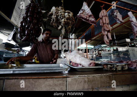 Valencia, Carabobo, Venezuela. 14Th Sep 2018. 14 septembre, 2018. La viande de boeuf de la boucherie disparaît en raison de la réglementation des prix faites par le gouvernement. Le prix du kilo de viande bovine est mis en vente dans les boucheries chaque kilogramme en BS 90, oo (BF. 9 000 000, ou de l'ancien cône) et les distributeurs souhaitent expédier chaque kilogramme de Bs. 120 et 150, OO, oo (BF. 12 000 000, oo et Bf 15. 000.000, oo de l'ancien cône) ils perdraient entre.ÃŠBs 30, OO et 60, oo par kilogramme. Situation qui n'est pas accepté et les marchands sont obligés d'offrir à la vente des produits non réglementés s Banque D'Images