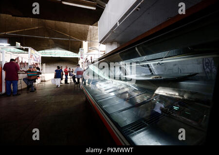 Valencia, Carabobo, Venezuela. 14Th Sep 2018. 14 septembre, 2018. La viande de boeuf de la boucherie disparaît en raison de la réglementation des prix faites par le gouvernement. Le prix du kilo de viande bovine est mis en vente dans les boucheries chaque kilogramme en BS 90, oo (BF. 9 000 000, ou de l'ancien cône) et les distributeurs souhaitent expédier chaque kilogramme de Bs. 120 et 150, OO, oo (BF. 12 000 000, oo et Bf 15. 000.000, oo de l'ancien cône) ils perdraient entre.ÃŠBs 30, OO et 60, oo par kilogramme. Situation qui n'est pas accepté et les marchands sont obligés d'offrir à la vente des produits non réglementés s Banque D'Images